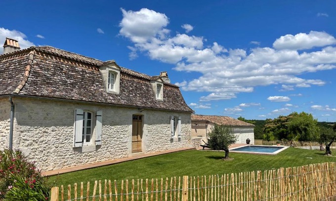 Saint-Meard-de-Gurcon House | L Ecrin de Bricabeau Longère en pierres avec piscine privative