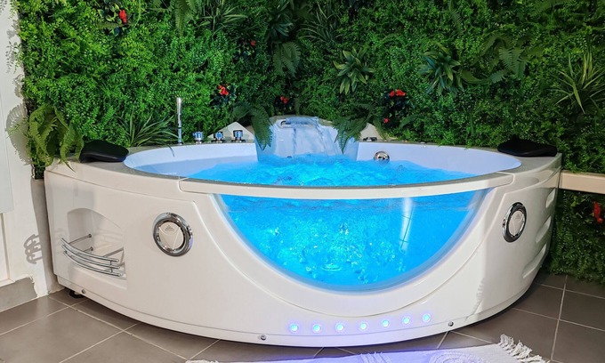 Rives de Meurthe House | l'Eden, atypical house, relaxation area with Jacuzzi bathtub