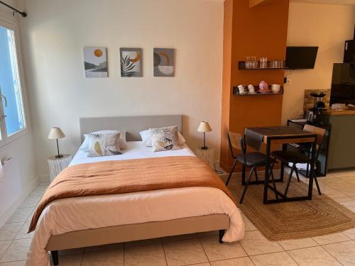 Chaille-les-Marais Apartment | L'enclos bleu, gîte - marais poitevin avec piscine chauffée