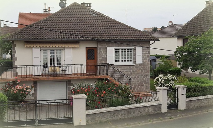 Aurillac House | L'enclos de Lys - Appartement Avec Grand Balcon et Accès Direct au Jardin