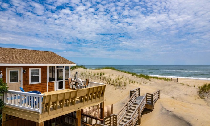 South Nags Head House | L'il Seabreeze-Oceanfront, ocean views, awesome sunrises, steps to the beach!