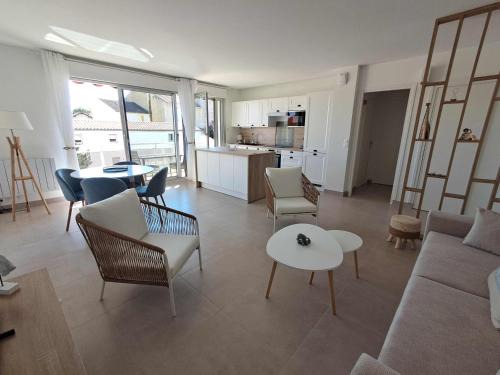Saint-Palais-sur-Mer Apartment | L'Océanide, F2 plage du Bureau, vue mer latérale