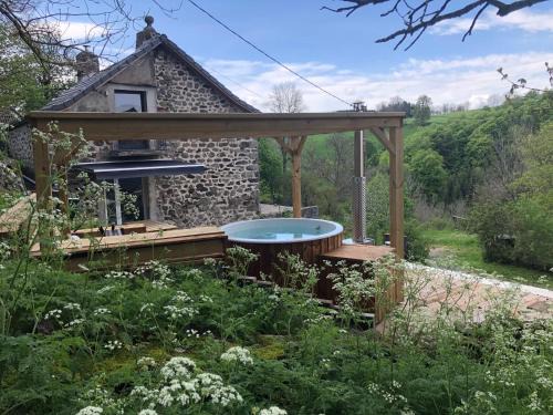 Saint-Front House | L'orée du Mézenc et son bain nordique privatif