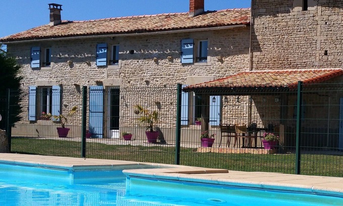 Melleran House | La Ballerie farmhouse & gîte. Heated pool and games barn in walled garden.