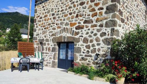 Vic-sur-Cere Apartment | La basse-cour