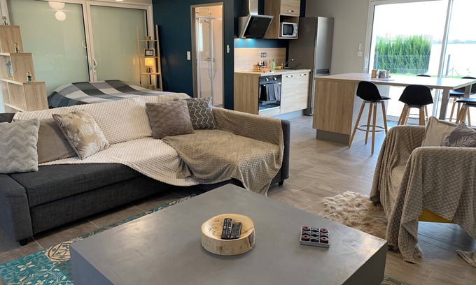 Vignoux-sur-Barangeon Apartment | La Birette. Studio house in the countryside. Motorway at 5 km.