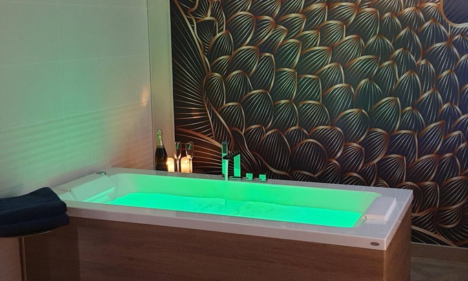 Francueil House | La Bulle d'Or-House-Deluxe-Whirlpool bath-Garden view