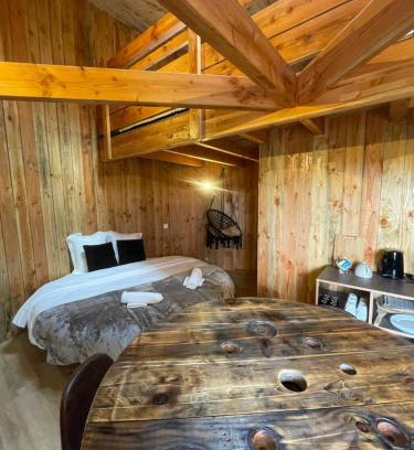 Les Landes-Genusson House | La Cabane Tonneau - Les Pieds dans le Pré