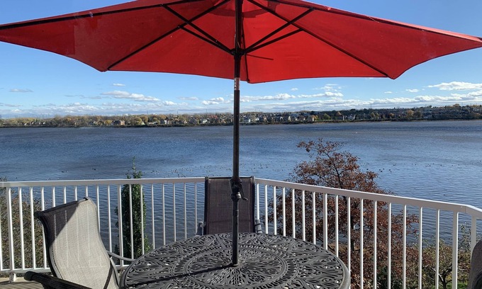 Laval Apartment | La Campagne en Ville au Bord de L'eau et aux Portes de Montréal !