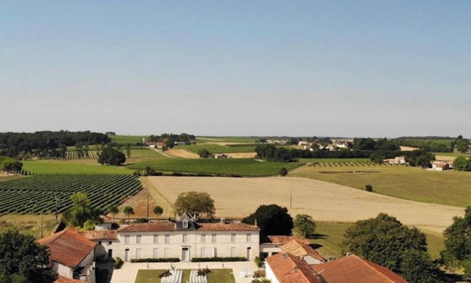 Reaux Apartment | La Cannonerie: Gîte in the heart of the Cognac vineyards with swimming pool.
