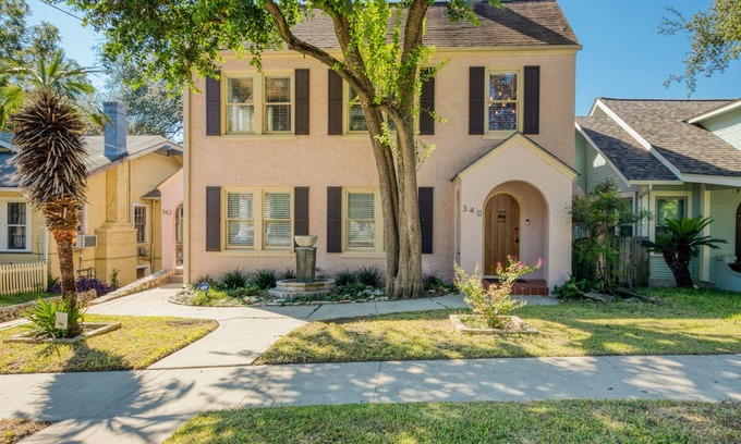 Monte Vista House | La Casa Rosada - Conveniently Located and Hot Tub!