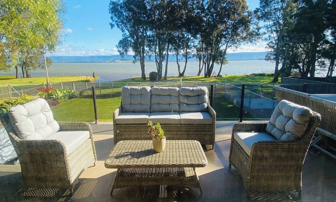 Primbee House | LA CASA SUL LAGO. Stunning lakefront home with direct access to lake Illawarra.