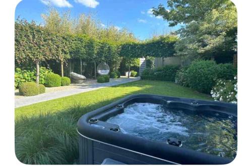 Tournai Bed & Breakfast | La chambre du puits avec 2 jacuzzis , sauna et Hammam privatif