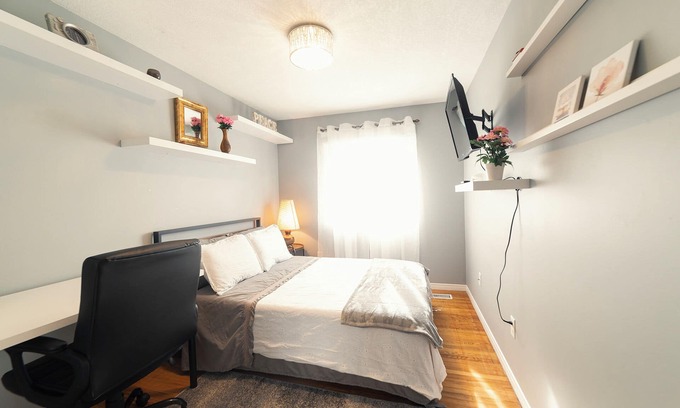 Guelph House | La Chic - Stylish Bedroom With Free Parking and WIFI