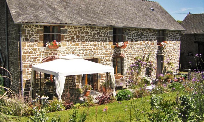 Sainte-Marie-du-Bois Bed & Breakfast | La Cloue