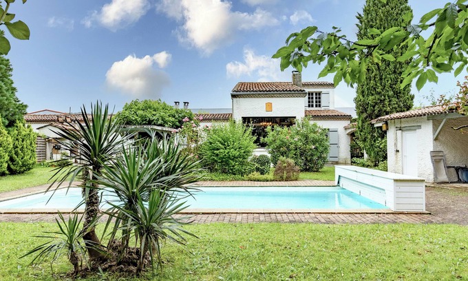 Chancelade House | La Combe Aux Loups – Spacious House with Pool, Garden, and Terrace in Marsac-sur-l'Isle