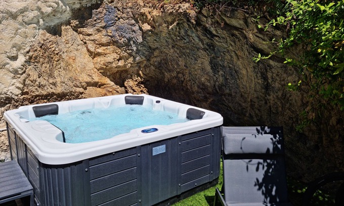 Villeneuve-dʼAllier House | La Demeure des Glycines with Jacuzzi