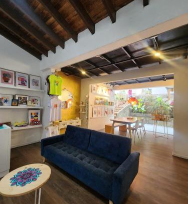 Granada House | La divina trinidad - Galeria Wellness Hostal
