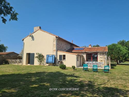 Saint-Amand-sur-Sevre House | La Dorgisière - Ferme du XVIIe rénovée, grand jardin arboré à 15 min du Puy duFou