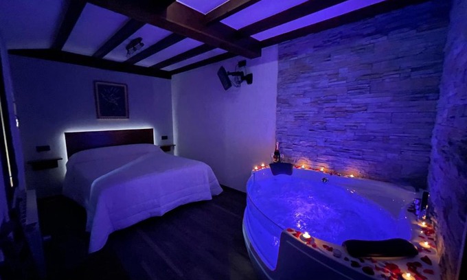 Buron Apartment | La Era de Lario habitación con Jacuzzi