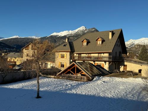 Villar-Saint-Pancrace Ski Chalet | La Ferme de la Tour