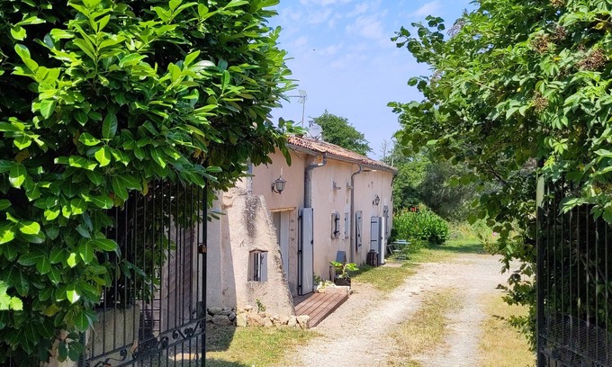 Saint-Meard-de-Gurcon House | La longère aux agrumes: swimming-pool gite garden-forest