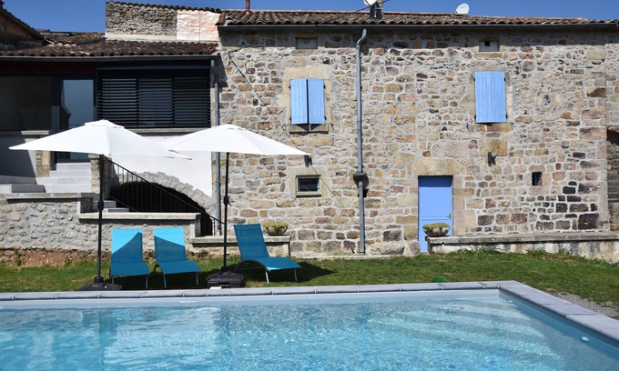 Ailhon House | "la Maison Bleue du Plot": Maison en Pierre Avec Piscine et Terrain de Pétanque