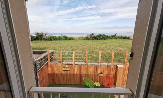 Siouville-Hague House | La maison bleue du surfeur face à la mer 6 persons