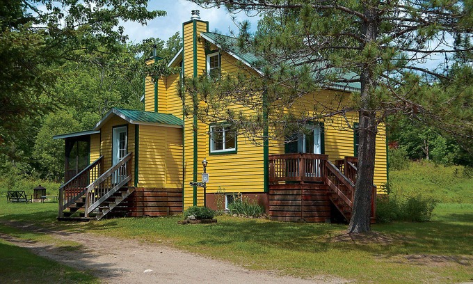 Chute-Saint-Philippe Ski Chalet | La Maison jaune: Spa, comfort, wifi