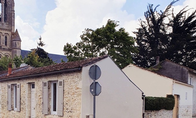 Lesparre-Medoc House | La Maison de Jeanne Entièrement Indépendante, en Ville Dans Secteur Calme