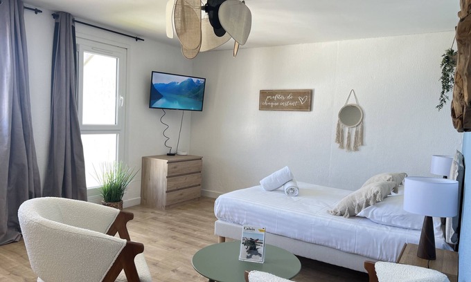 Port Apartment | La Marina-Studio-Ensuite with Bath-Harbour view