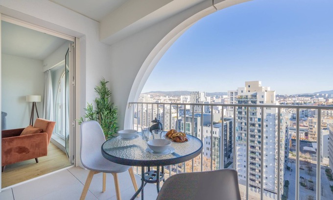 Euromed - La Joliette Apartment | La Porte Bleue - Charmant appt