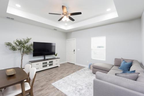 Mission Apartment | La Querencia on Zinnia w Fast Wifi & Workspace