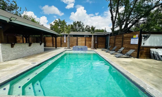Medina Valley House | La Quinta 210 house with game room, pool WiFi and AC in lovely San Antonio
