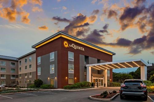 Downtown Hotel | La Quinta by Wyndham San Francisco Airport North - Free Airport Shuttle