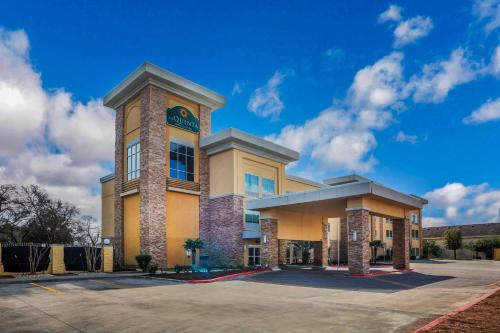 Beeville Hotel | La Quinta by Wyndham Beeville