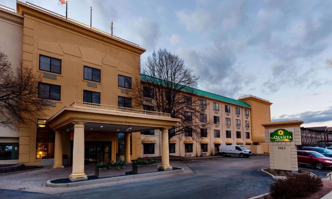 Glendale Hotel | La Quinta by Wyndham Milwaukee Bayshore Area