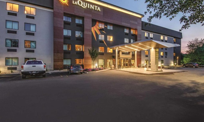 Windsor Locks Hotel | La Quinta by Wyndham Hartford Bradley Airport