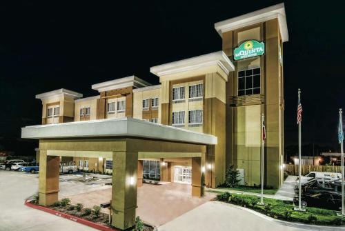 Victoria Hotel | La Quinta by Wyndham Victoria - South