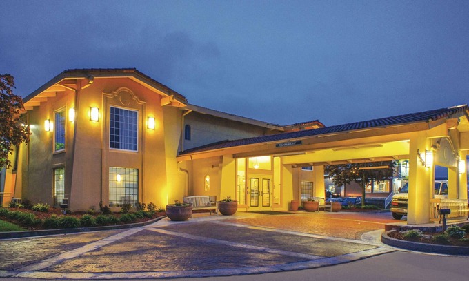 Quad Cities Hotel | La Quinta Inn by Wyndham Moline Airport