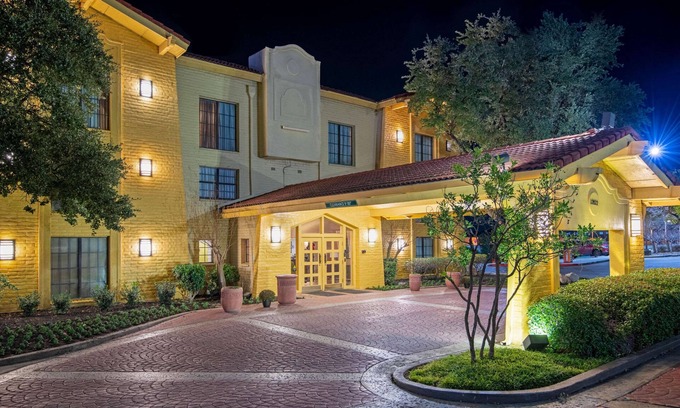 Live Oak Hotel | La Quinta Inn by Wyndham San Antonio I-35 N at Toepperwein