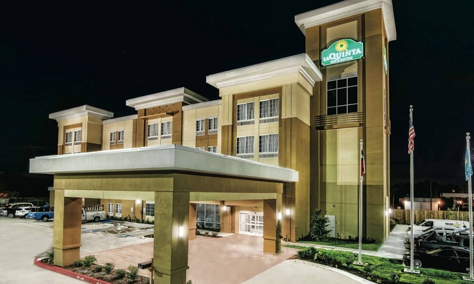 Victoria Hotel | La Quinta Inn & Suites by Wyndham Victoria - South