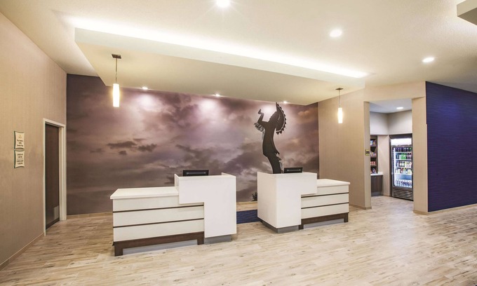 Greenwich Hotel | La Quinta Inn & Suites by Wyndham Wichita Northeast