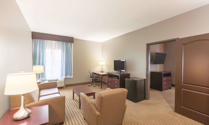 Humble Hotel | La Quinta Inn & Suites by Wyndham Houston Bush Intl Airpt E
