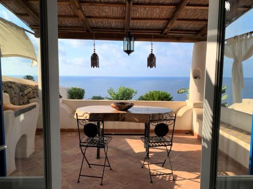 Malfa Villa | La Resilienza - Villetta Eoliana sul mare, in centro a Malfa