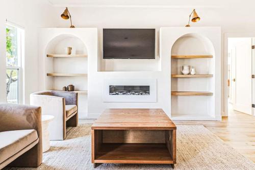 Mid City Villa | LA Retreat: Stylish 3BR Villa
