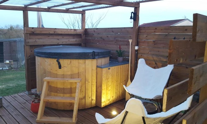 Mattexey House | LA ROULOTTE DES AMISH & Bain Nordique à Remous Jacuzzi