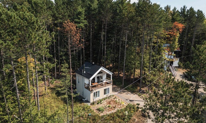 Sainte-Beatrix Apartment | La Selva - Intimate getaway & river access