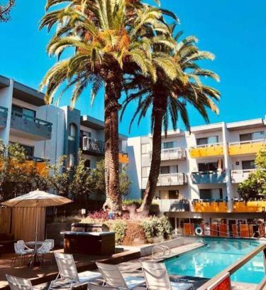 Rampart Village Apartment | LA Studio with Pool, Balcony and Private parking