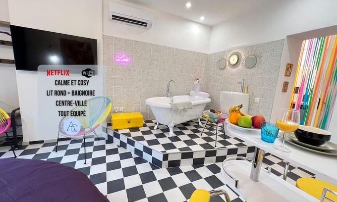 Le Camas Apartment | La Suite PopArt - Baignoire - Lit Rond